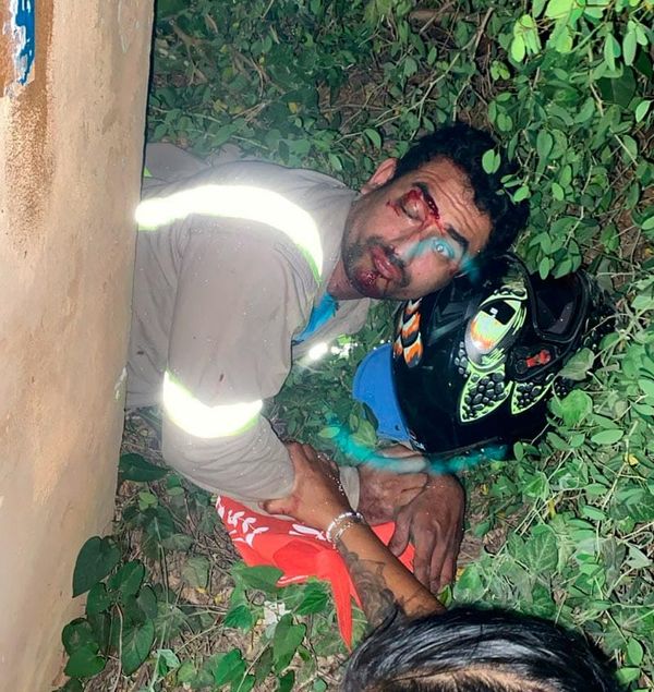 ¡AGARRAN MAL LA CURVA Y SE IMPACTAN CONTRA POSTE!