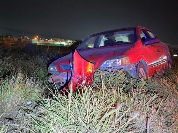 ¡CONDUCTOR SE QUEDA ATORADO EN UNA LOMA!