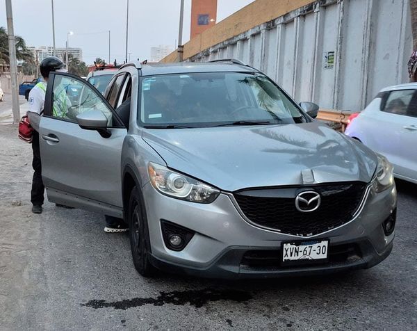 ¡CONDUCTORA SALE CORRIENDO Y ABANDONA A SU HIJO EN EL COCHE!