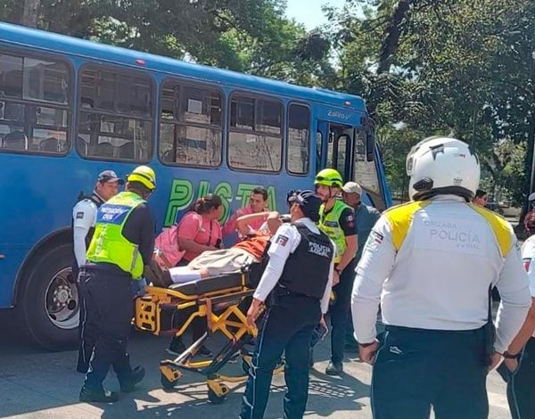¡ESTUDIANTE CAE DE AUTOBÚS DE PASAJE EN UN ARRANCÓN!