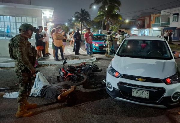 ¡OBREROS EBRIOS CHOCAN SU MOTO CONTRA UN AUTOMÓVIL!