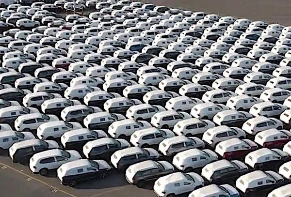¡VENDEN PUROS COCHES NUEVOS!