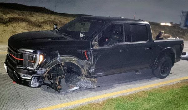 ¡CAMIONETÓN SE IMPACTÓ CONTRA BOLARDOS EN EL BULEVAR!
