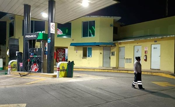 ¡PAREJA DE MALANDROS ASALTAN GASOLINERA Y LA CUENTA A TAXISTA!