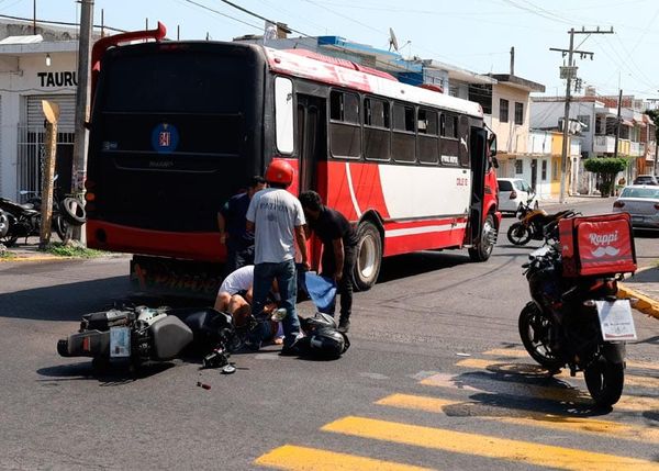 ¡PAREJA DE NOVIOS SE IMPACTAN CONTRA CAMIÓN RUTA CALLE 12!