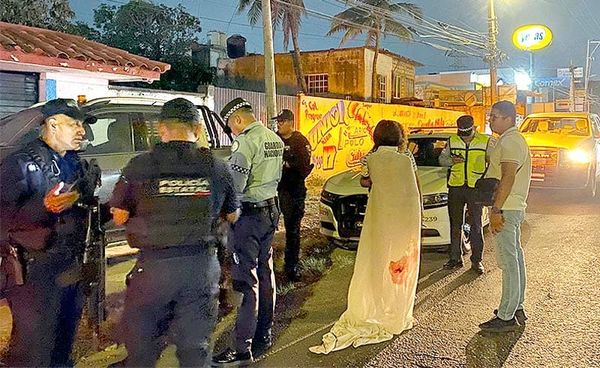 ¡RESGUARDAN A JOVEN MUJER QUE CAMINABA SIN ROPA!