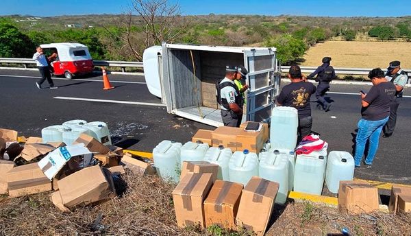 ¡SE SALIERON LOS BIRLOS DE LA LLANTA Y TERMINA VOLCANDO!