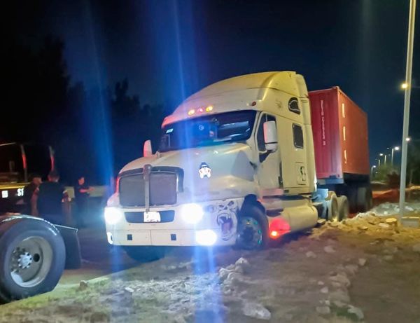 ¡TRÁILER SE QUEDA ATORADO EN LA ENTRADA A SAN JUAN DE ULÚA!