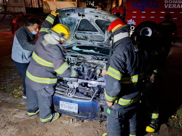 ¡A CUBETAZOS APAGAN COCHE ALEMÁN EN GEO VILLAS DEL PUERTO!