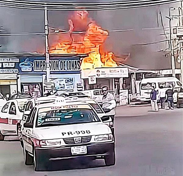 ¡LLAMAS DEVORAN LOCAL DE ANTOJITOS EN POZA RICA!