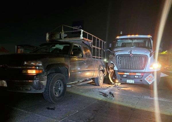 ¡PIPA DE PEMEX LE DA UN ARRIMÓN A CAMIONETA!