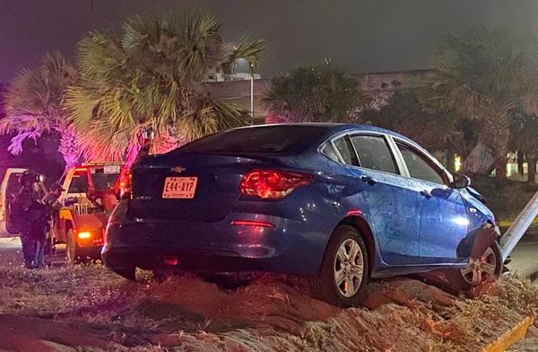 ¡REGRESABAN DE LA PLAYA Y CHOCAN CONTRA LUMINARIA!