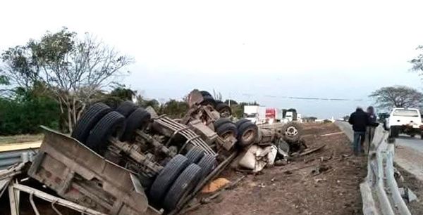 ¡VOLCÓ TRÁILER CARGADO CON 30 TONELADAS DE GRANOS EN CUITLÁHUAC!