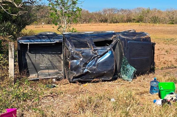 ¡CAMIONETÓN VOLCÓ POR FALLA EN UNA LLANTA!