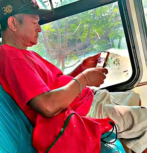 ¡COCHINÓN SE MANOSEABA VIENDO “PORNOS” EN EL CEL!