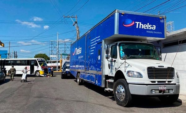 ¡ENCONTRONAZO ENTRE CAMIÓN DE MUDANZAS Y URBANO!