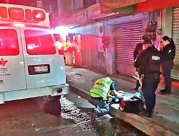 ¡MOTOREPARTIDOR IBA ‘VOLANDO’ Y  ATROPELLÓ A PEATÓN!