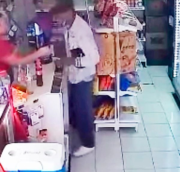 ¡PISTOLERO ROBA DINERO DE LAS VENTAS DE TIENDA DE ABARROTES!