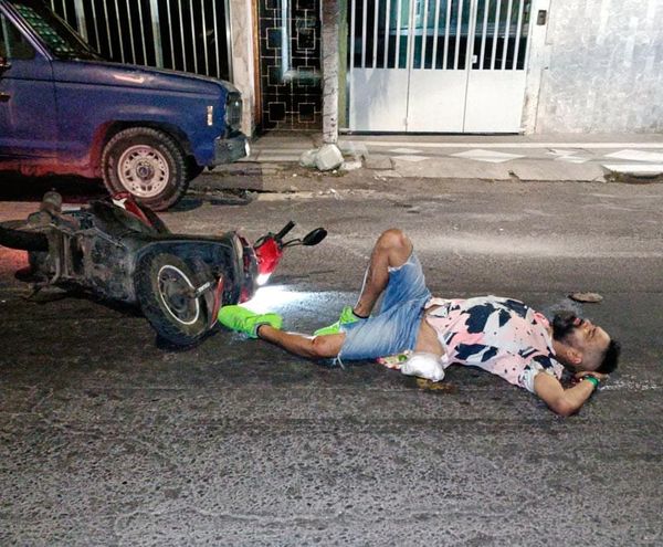 ¡POR UNOS TACOS SALE VOLANDO DE LA MOTO!