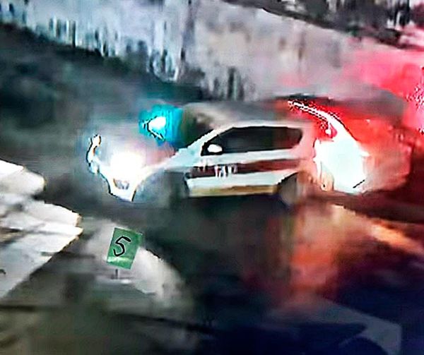 ¡TAXISTA METE LA REVERSA Y LE PEGA A AUTO EN EL MOTEL!