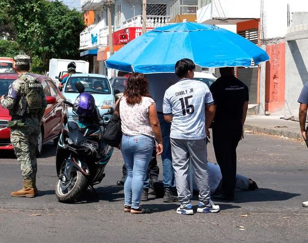 ¡TÍO Y SOBRINO SE ESTRELLAN CONTRA CAMIONETÓN!