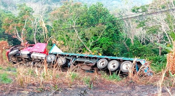 ¡VOLCÓ TRÁILER EN SAN ANDRÉS TUXTLA!