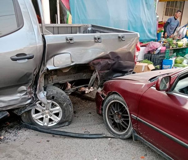 ¡BORRACHÍN IMPACTÓ SU AUTOMÓVIL CONTRA VEHÍCULOS ESTACIONADOS!