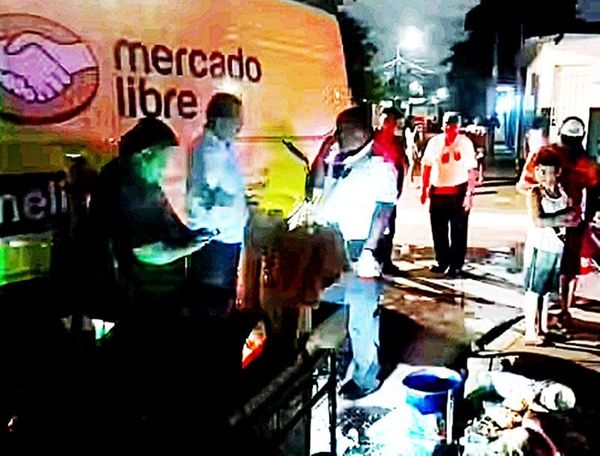 ¡CAMIONETA DE MERCADO LIBRE ARROLLÓ A VENDEDOR DE ELOTES Y ESQUITES!