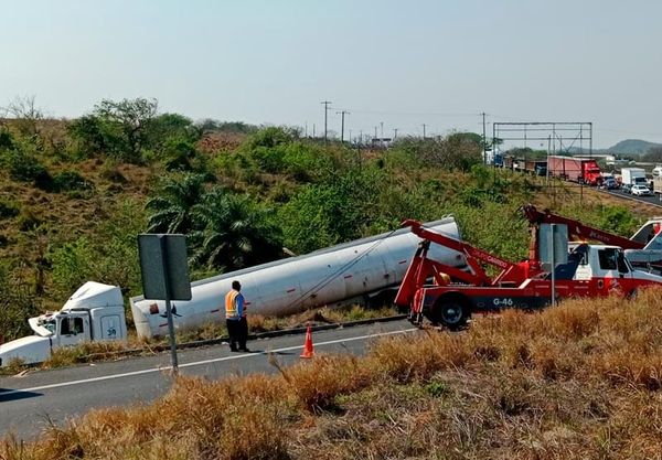 ¡“MONSTRUO” VOLCADO EN LA CARRETERA!