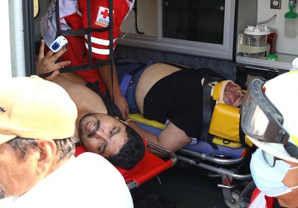 ¡SALEN VOLANDO DE LA MOTO!