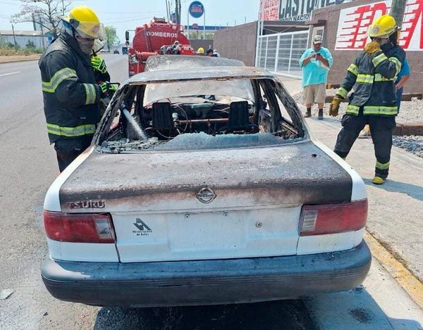 ¡INCENDIO DEVORÓ AUTOMÓVIL JAPONÉS!