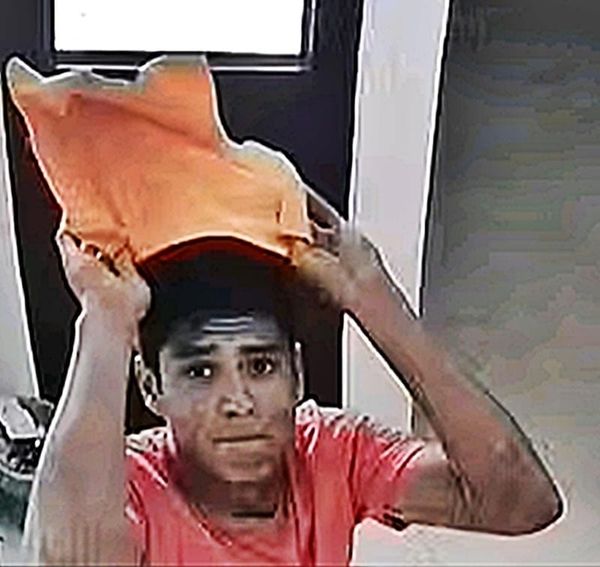 ¡GRABAN A JAULERO SAQUEANDO CASA EN PLAYA LINDA!