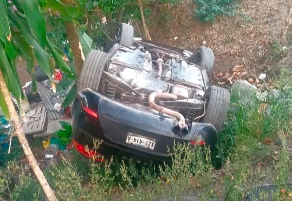 ¡LOCALIZAN AUTOMÓVIL VOLCADO Y ATORADO EN  ÁRBOLES EN LAS BAJADAS!