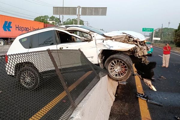 ¡NELLY ESTRELLÓ SU JEEP CONTRA MURO!
