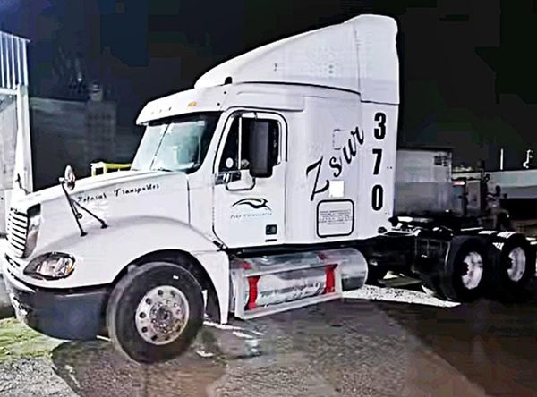 ¡SE LLEVAN TRÁILER  DE LA EMBOTELLADORA DE LA PEPSI!