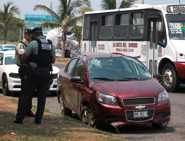 ¡DOS HERIDOS DEJA VOLCADURA POR UN ‘PESTAÑAZO’!