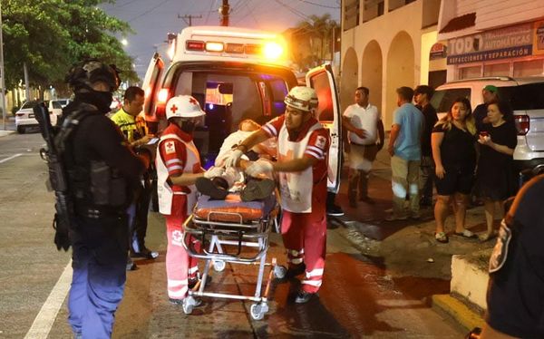 ¡MOTO-REPARTIDOR DE DIDI SE IMPACTÓ CONTRA JARDINERA!