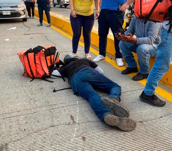 ¡REPARTIDOR CAYÓ DE LA MOTO EN EL PUENTE DE MIGUEL ALEMÁN!