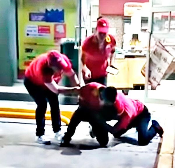 ¡EMPLEADO DE OXXO GOLPEA A CLIENTE POR NO TRAER CAMBIO!