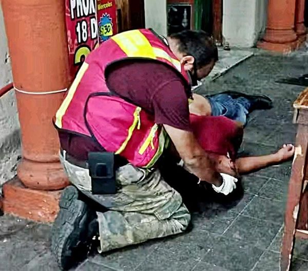 ¡PARRANDERO SE DESCALABRA AL CAER 10 METROS DE LAS ESCALERAS!