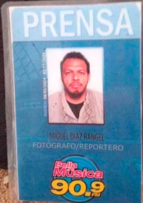 ¡NO ES FOTOGRAFO, NI REPORTERO!