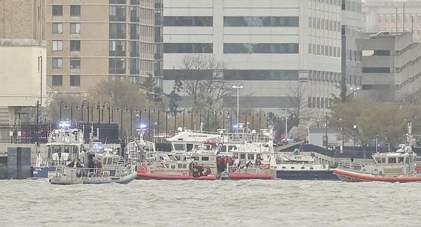 ¡CAE HELICÓPTERO EN EL HUDSON DE NUEVA YORK; HAY SEIS MUERTOS! - MUERE UNA FAMILIA ESPAÑOLA
