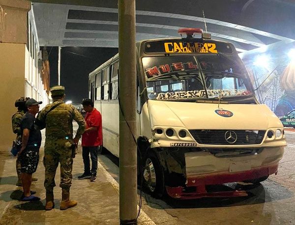 ¡CHOFER DESTROYER! - CON SU CAMION URBANO DAÑO SEIS VEHICULOS A UN COSTADO DEL PUENTE MORELOS