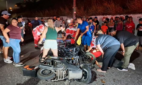 ¡ENCONTRONAZO DE MOTOS! - EL BRUTAL CHOQUE DEJO CUATRO HERIDOS GRAVES EN GEO VILLAS LOS PINOS 1