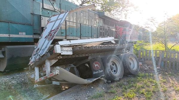 ¡LO PARTIÓ A LA MITAD! - TRAILER LE QUISO GANAR AL TREN Y TERMINO ARROLLADO CERCA DE TAMSA