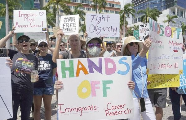 “¡MANOS FUERA!” - PROTESTAN CONTRA TRUMP Y MUSK EN TODO EU