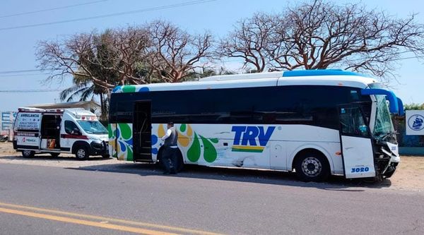 ¡PATRULLAZO: 3 HERIDOS! - CAMIONETA DE LA SSP CHOCO CONTRA UN AUTOBUS TRV EN ALVARADO