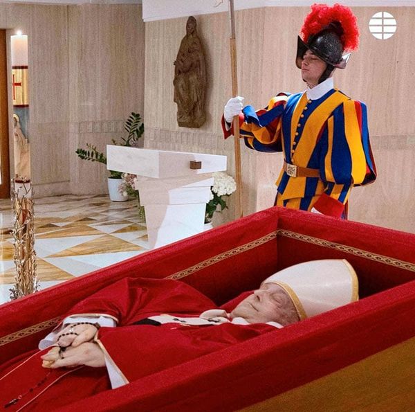 ¡EL PAPA EN SU FÉRETRO!