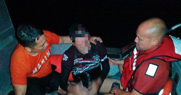 ¡FUERTE OLEAJE VOLCÓ LANCHA EN EL RÍO JAMAPA! - ELEMENTOS DEL ENSAR RESCATARON A 3 PERSONAS