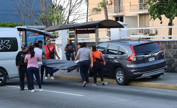 ¡JUBILADO DE CFE MURIÓ DE UN INFARTO EN EL BULEVARD! - ESTRELLO SU CAMIONETA CONTRA PARADERO DE CAMIONES